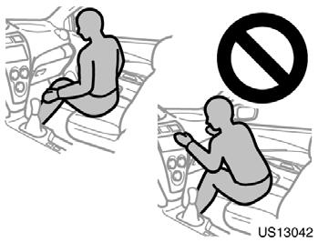 US13042 US13043 US13104 Do not sit on the edge of the seat or lean against the dashboard when the vehicle is in use, since the front passenger airbag could inflate with considerable