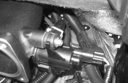 Connect the short hose to the check valve on the brake booster and secure with the clamp to the check valve. 25.