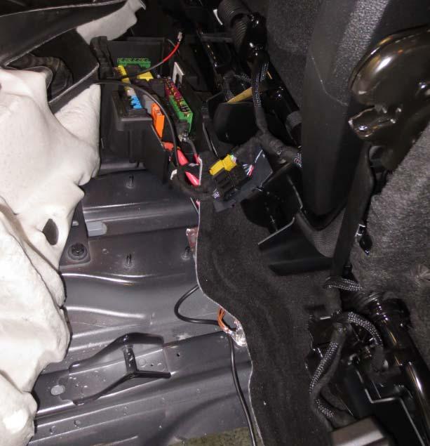 - Route the wiring harness to the right vehicle side, fixate it to standard wirings using cable ties.