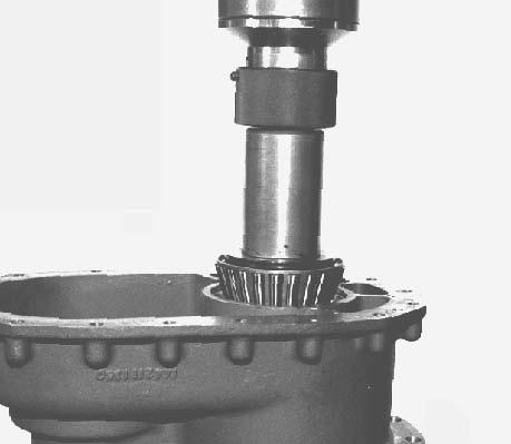 When the bearing adjustment is correct, install the spur gear (61), washer (57) and nut (56) and tighten the nut to 1,300 Nm [970 lb-ft] torque and secure it with a cotter pin (55). Picture 8.