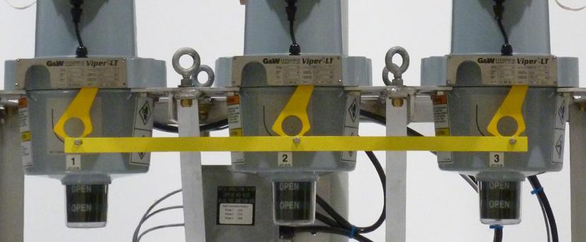 Viper-LT Polemount Center Bracket* 15 (381mm) 15 (381mm) 33" (830mm) 43 (1102mm) 49 (1241mm) p Optional 3-phase ganged manual trip handle.