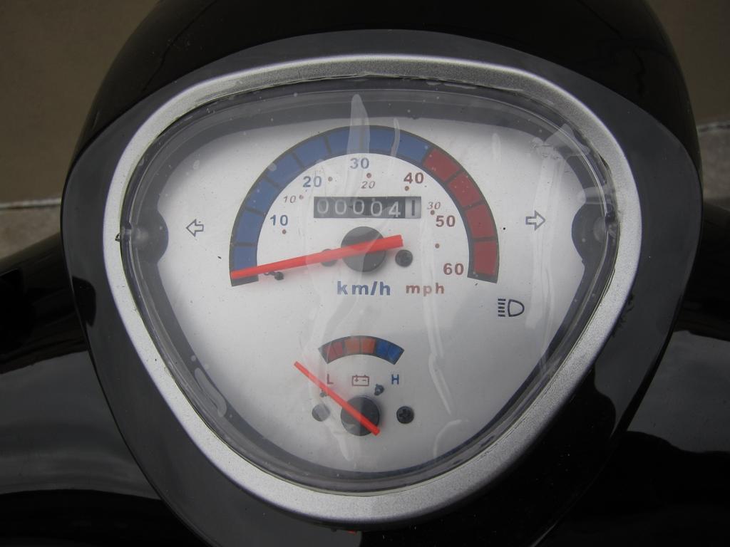17 P age Left turning signal light Speedometer Odometer Right turning signal light This light turns on when the left turning signal is pressed This indicates how fast the vehicle is currently going