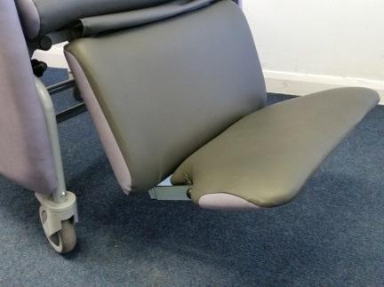 The lateral supports attach to the chair through the lateral support bar at the back of the chair.