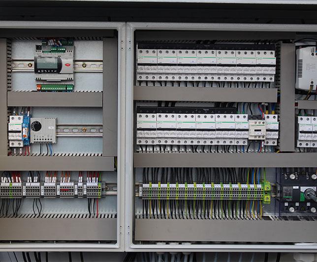 Electrical panel and adiabatic controls Fully equipped factory-installed electrical panel with integrated motor controls and adiabatic controls as well as all the required circuit breakers and other