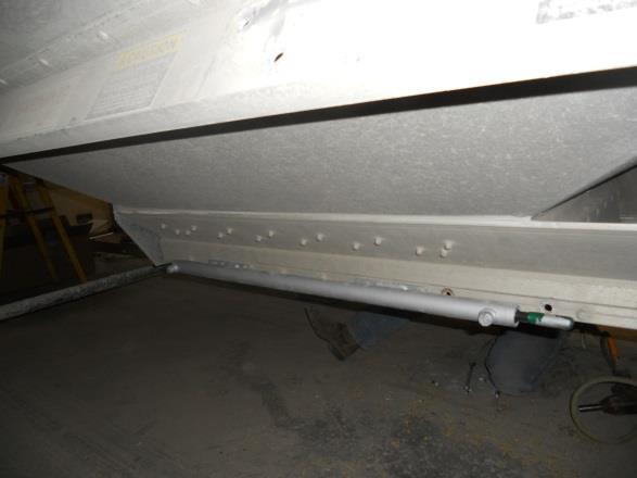 e. Hydraulic cylinder rods need to point toward the center of the trailer. Do not completely tighten the bolts until the door brackets are installed.