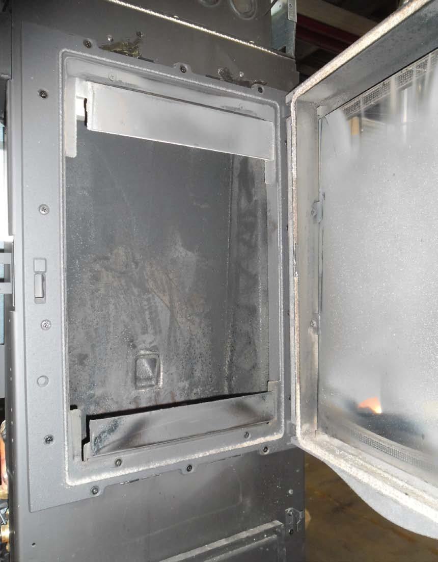 MESEČNO -MELINDA IDRO Odstranite pepel, ki se je naložil na zgornji strani stene ognjišča (glej sliko spodaj) REDNO VZDRŽEVANJE S STRANI STROKOVNO USPOSOBLJENEGA OSEBJA Redno vzdrževanje je treba