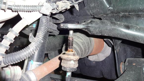 . REMOVE TIRE AND WHEEL ASSEMBLY. 3. REMOVE THE UPPER CONNECTING LINK HARDWARE FROM THE SWAY BAR ON BOTH SIDES OF VEHICLE, SAVE HARDWARE. UPPER SWAY BAR LINK HARDWARE SPLASH SHIELD HARDWARE 4.