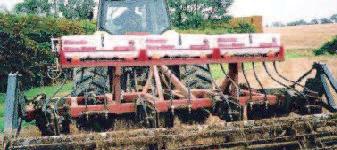 It is usually attached to rigid non-folding implements to give low cost and reduced pass operations, and is ideal to apply seeds such as rape, mustard, stubble turnips, and deawned grass, and many
