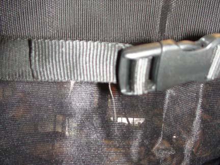 Pocket in seat cover Main seat frame 3) Lace the straps through the