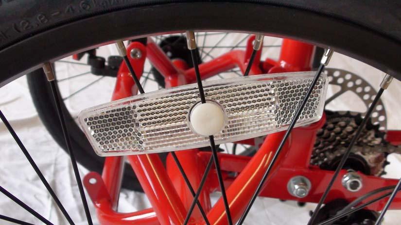 Wheel Reflectors 1) Place the reflector in an area on the rim behind a single spoke with two on the opposite side. Align the front spoke with the slot in the reflector.