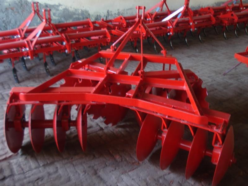 Mounted tandem Disc Harrow Specifications; Light series Discs are available in 52.2 X 4.56.48 mm sizes Set in four gangs: two front gangs with scallo-ped discs, two rear gangs with plain discs.