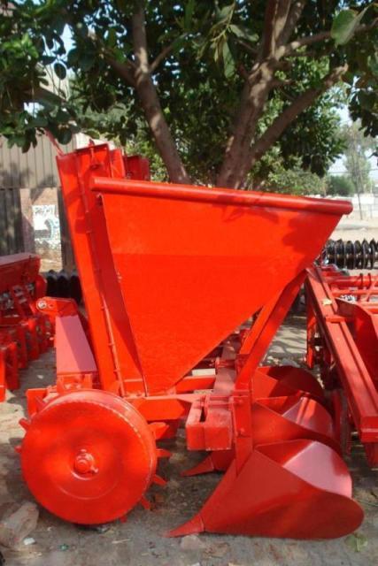 Potato Planter Weight 500 Kg Number of conveyor 02 Tractor Driven 40-75 Hp