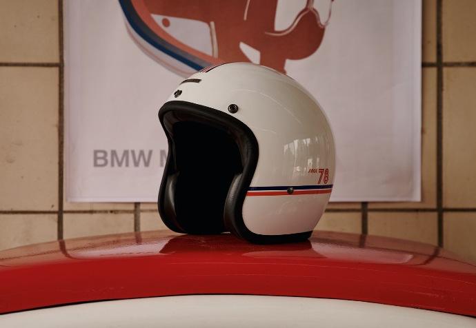 Seite 2 Historical background: Since there were no standards for testing and certification for many years, BMW Motorrad took the necessary action itself and defined the Concept of Advanced Rider