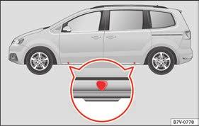 Loosening anti-theft wheel bolts For wheels with full trim, the anti-theft wheel lock must be threaded into position Fig. 67 2 or 3. Otherwise it will not be possible to mount the entire hubcap.