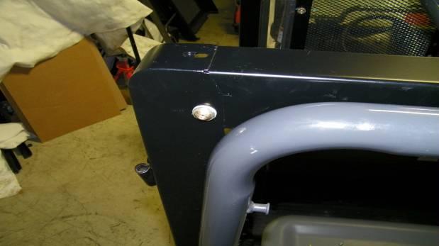 Slide the rear mount into position over the roll bar as shown in figure 3.