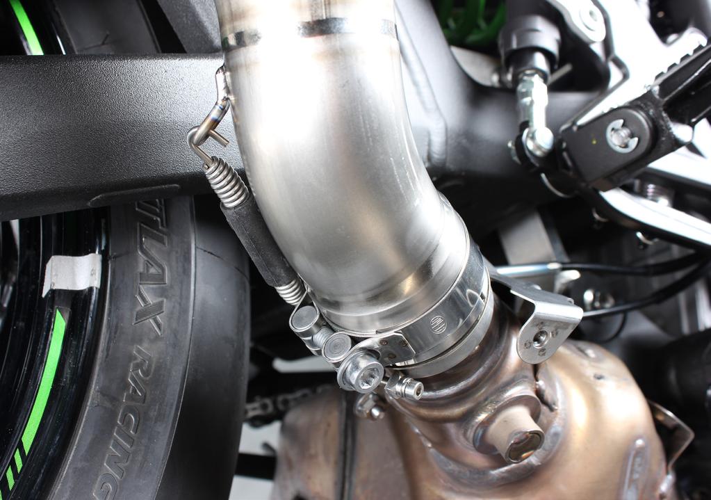 CAUTION: make sure not to damage the muffler or any part of the motorcycle during this process! 22Nm 16ftlb F 07 6.