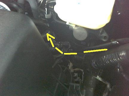 Remove the driver s scuff plate, by disengaging the claws (picture 6)