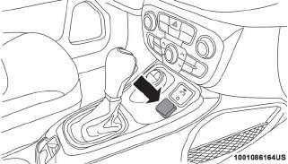 Allalastaval käsitoel asuvad kaks topsihoidjat tagaistmel sõitjatele. Pistikupesad Autos on 12V (15A) pistikupesad mobiiltelefonide laadimiseks, madalpinge elektroonikaseadmete kasutamiseks.