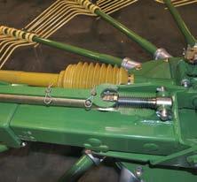 Using only one rotor is beneficial in low yielding crops, in awkward fields and when raking along boundaries.