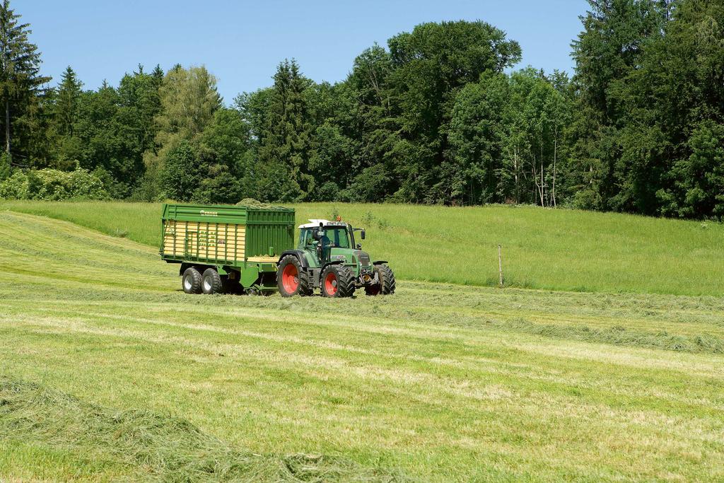 MX Forage and Discharge Wagons MX is the new KRONE range of high-capacity self-loading/unloading forage wagons with solid steel extensions.