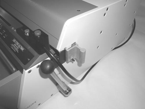 Push up on both quick-change die handles (3) and lock the die in position. Make sure there is no paper dust in the machine die slot before installing the die.