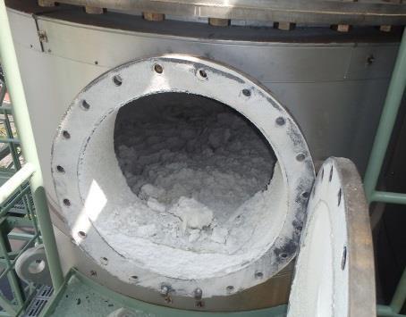 3: Solids at the bottom of the white smoke prevention preheater METHOD OF INVESTIGATION First, we analyzed the solids attached to the interior of white smoke