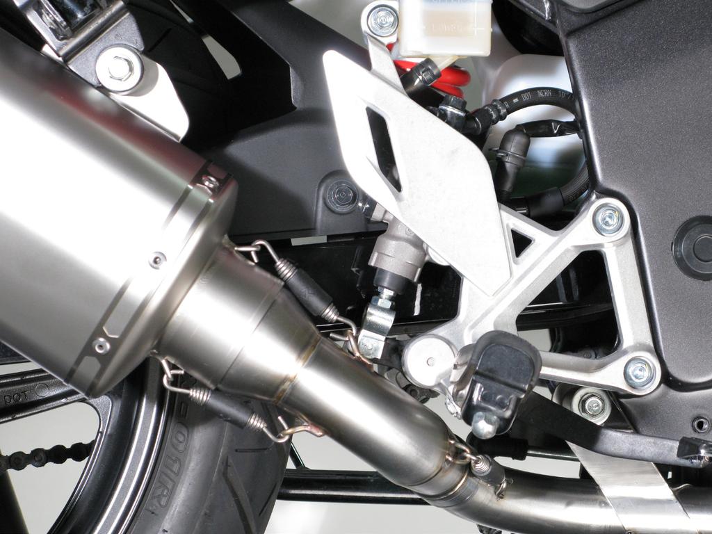 For EC type approved system only: position the muffler correctly, slide it onto the outlet side of Akrapovič link pipe and attach the springs.