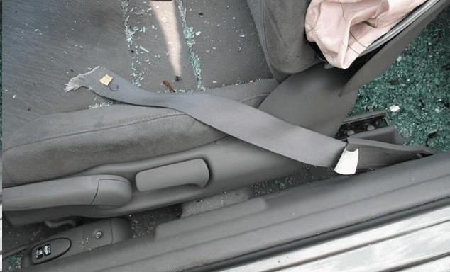 The driver s safety belt was cut through in two places, and a section of the right side curtain air bag was cut away. Interior Damage The Honda sustained interior damage as a result of the rollover.