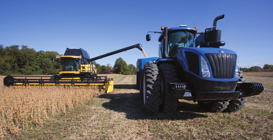 12 13 TRANSMISSION PROVEN DESIGN, MODERN CONTROL The New Holland Ultra Command full powershift transmissions offer added strength and improved control.