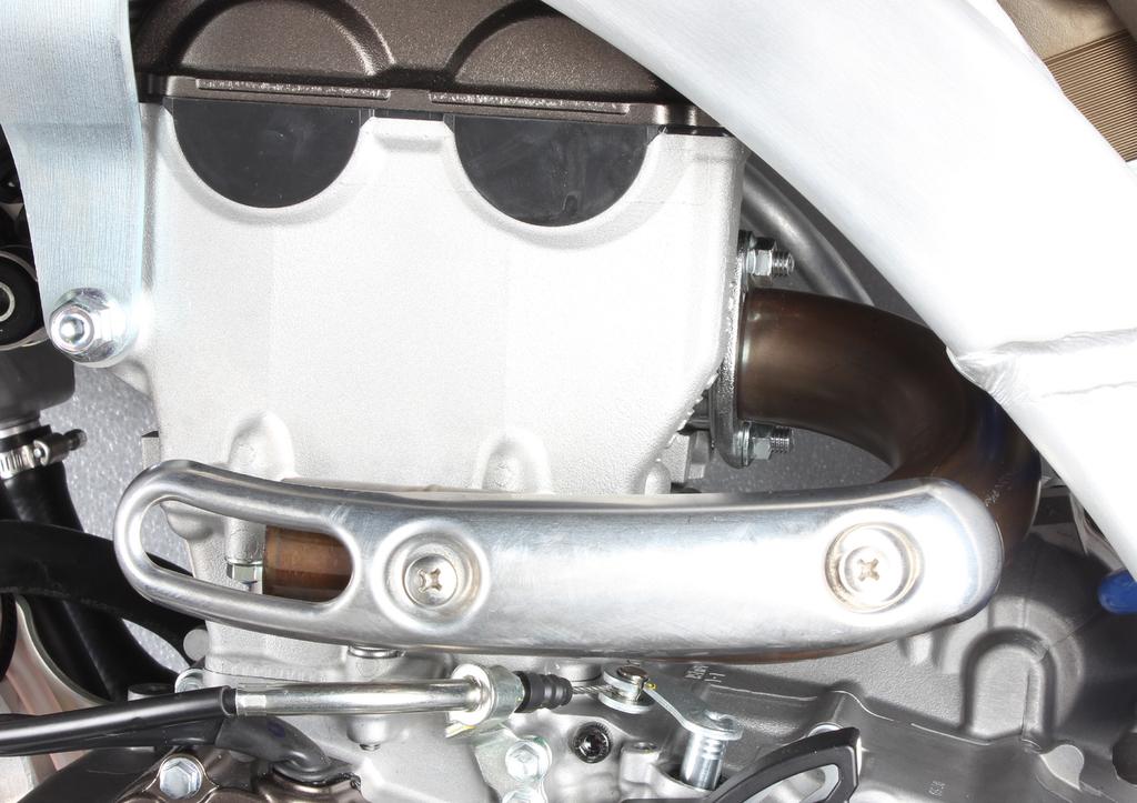 IMPORTANT: be careful not to damage any part of the motorcycle during this procedure! F 03 5.