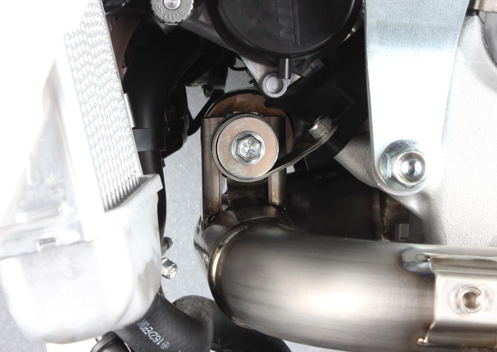 INSTALLATION TIP: for Evolution exhaust system only: coat the interior side of the input bush of the