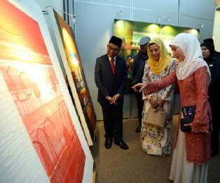 Bersejarah Johor' dan menjadi koleksi tetap pameran di Galeri Seni Johor sehingga kini, s u m b a n g a n k a r y a k u l i t b u k u konvokesyen UTM ke 59, 2017
