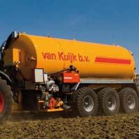 Premium single-axle Premium tridem Deliverable as a transport tank with contents of up to 32,000 litres and as a fertilization tank with contents of up to 29,500 litres, the