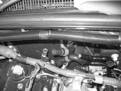 B Before connecting, fill the water hoses with coolant.