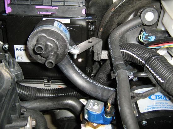 PAGE 9 076/3210800 Mounting the filter unit Mount the filter bracket on the threaded end main brake cylinder Filter replacement must be recorded in the service book supplied LPG hoses Length of hose,