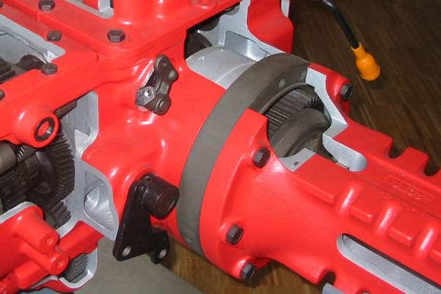Rear Axle 40 Brakes The Massey Ferguson 3600 Series is specified with multi-plate oil immersed disc brakes in the rear