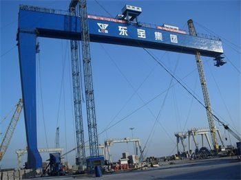 Shipbuilding Gantr y Crane Lifting capacity 2 50+100 2 75+100 2 100+160 2 150+200 2 400+400 Two trolleys lifting t
