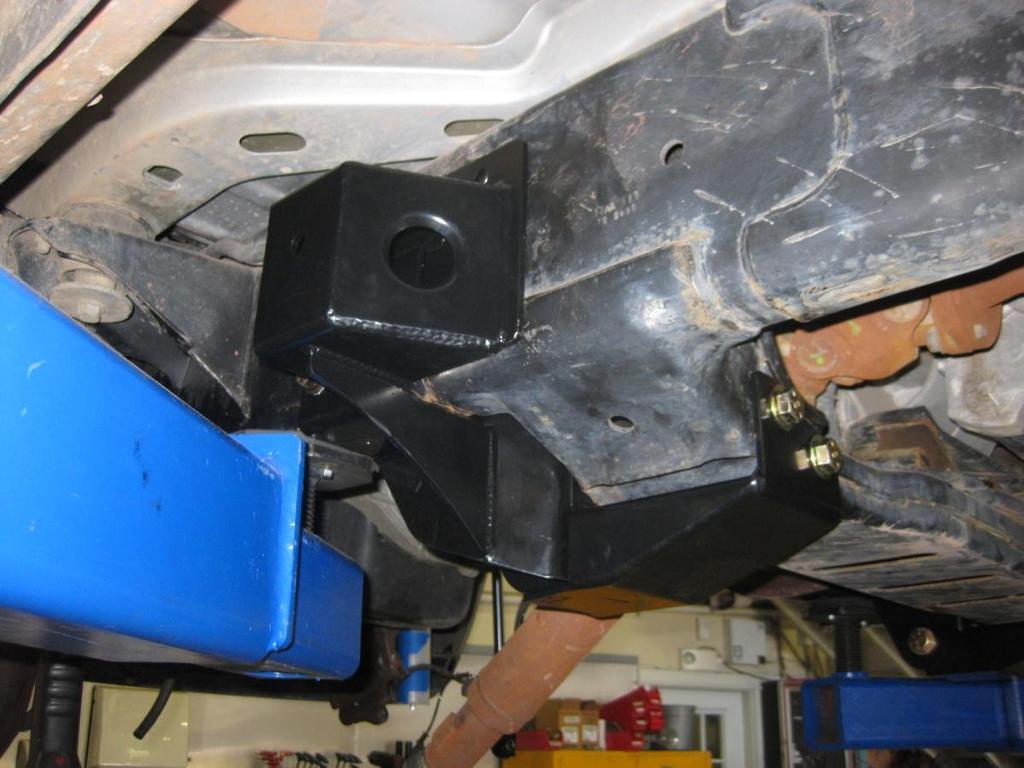 25) Install the 858104 transmission cross member skid. Align holes and install the 9/16-12 UNC x 4.