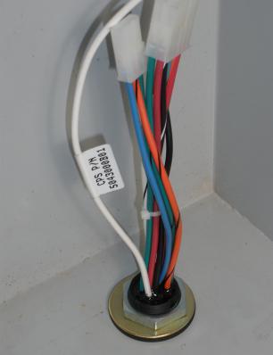 Connect the black wire to terminals 20, 21, and 22 to connect to the load PT. See the regulator nameplate for the correct load PT tap connection based upon the system voltage being applied.