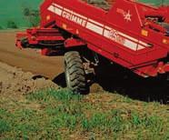 Hydraulic chassis height adjustment (4): For adoption to hillside located fields or optimisation of the