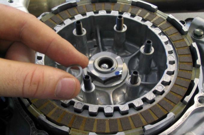 Clutch Pack Configuration 6. All 2-Strokes and 03-04 4-strokes Starting under the top friction disk remove 6 of the stock.059 (1.5mm) drive plates and replace them with 6 Rekluse.045 (1.