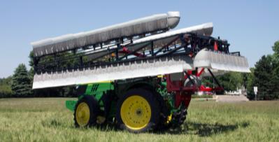 645 Fast Facts Includes 60' 100' wide tractor-mounted, front-fold, 3-point suspended boom Outer wing sections can be folded to spray at 43 feet on the 60'