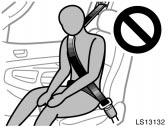 LS13132 LS13133 LS13134 Do not allow anyone to lean against the door when the vehicle is in use, since the side airbag and curtain shield airbag could inflate with considerable speed and force.