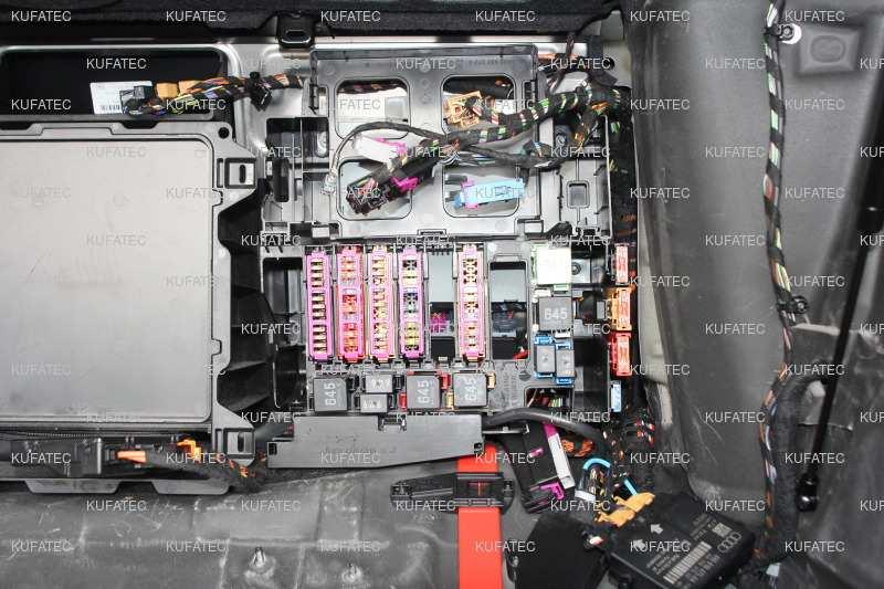 position. 2 Remove the marked control units out of the fuse console. 2. Move all plugs from the comfort control unit off.
