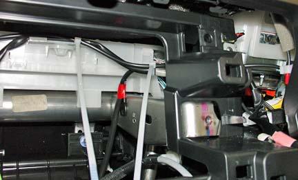 (4) Secure the LED harness to the vehicle harness with 1 wire tie at the left side of the