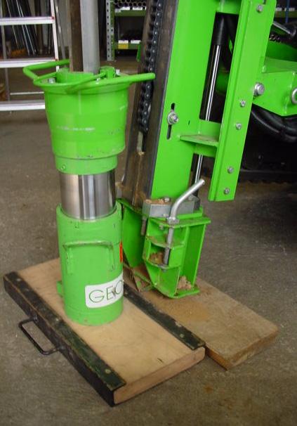 6. Rod Extraction procedure A hollow hydraulic cylinder (jack) serves to extract rods or sampling tubes from the soil.
