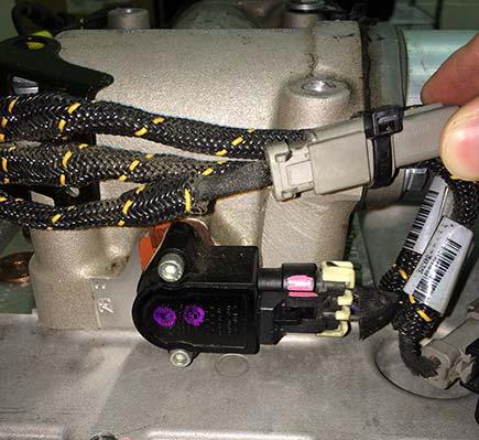 Using a 5/32 hex key wrench, install the hex key mounting screws and tighten to 21 27 lb-in (2.3 3.0 N m).