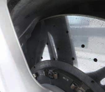 The toothed profile of the brake disc chamber's outer casing half engages the matching toothed profile on the friction ring in order to bring about torque transmission.