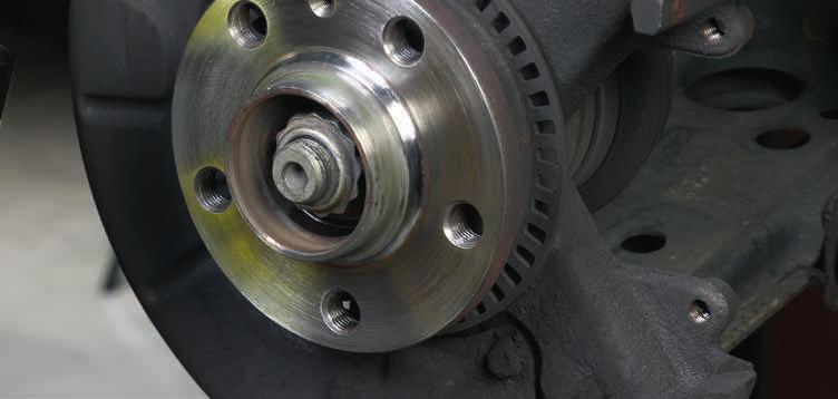 Prepared contact surface on the wheel hub MAINTENANCE HINTS AND TIPS So as to ensure perfect functioning of the brake system, we recommend the following hints and tips: Brake discs should always be