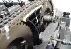 2) Make sure that the timing chain is securely seated on the guide rails.